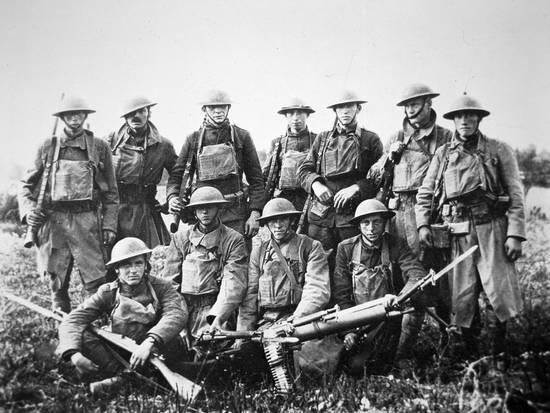 us troops with captured German machine gun 
