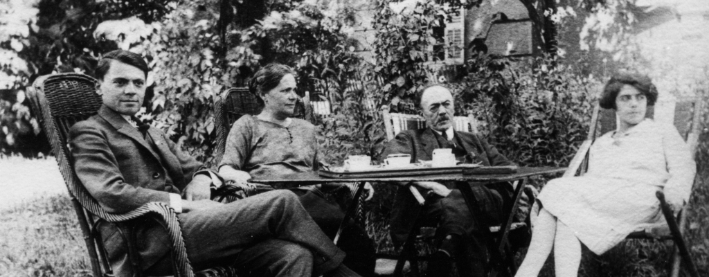 4. jean moulin avec ses parents et sa cousine marcelle sabatier