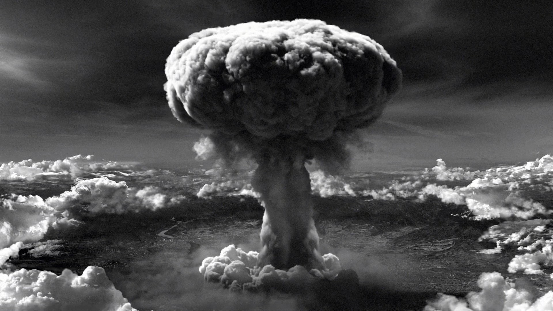 Mushroom cloud after bombing of Hiroshima